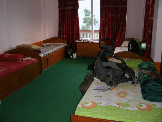 5-Bett Zimmer im Sadhana Yoga Zentrum, ich schlafe hinten rechts, Saskia davor.