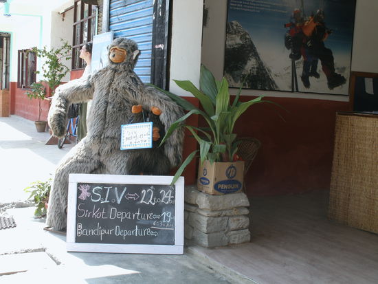 Yeti mit gebrochenen Armen