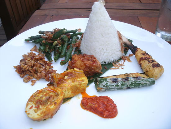 Saté im DE´WARUNG in der Monkey Forest Road vom Monkey Forest kommend auf der Hälfte, rechte Seite.