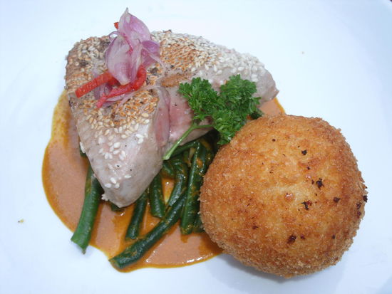 Tunfisch-Steak im DE´WARUNG in der Monkey Forest Road vom Monkey Forest kommend auf der Hälfte, rechte Seite.