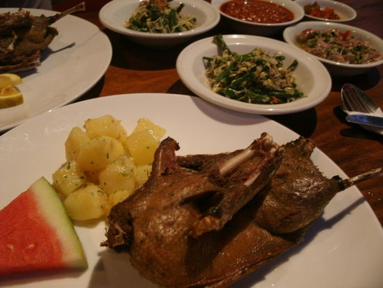 Bebek Betutu - in diesem Restaurant, das darauf spezialisiert ist, muss man nicht einen Tag vorher bestellen… BEBEK BENGIL in der Jl Hanoman (nahe des Coco Supermarktes, der im Übrigen Alles aus den Souvenirshops hat und alle Snacks und Lebensmittel zum mindestens halben Preis). Man muss nur die Moneky Forst Road zum Wald runtergehen und dann um die Kurve der Strasse folgen, dann kommt bald darauf auf der rechten Seite der Coco Supermarkt. Zwei Eingänge dahinter ist das Restaurant.