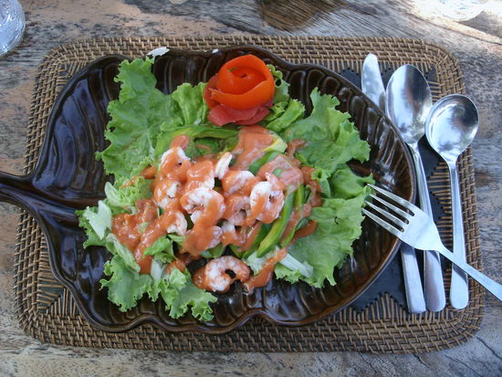 Avocado-Shrimp-Salad am Strand von Sanur