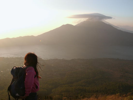 unser Guide... ein 18-jähriges Mädchen. noch nicht mal 1,50 und hoppladihopp war sie oben und nahm uns bei der Hand.