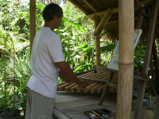 der Herr Silas trällert ein Lied für uns...