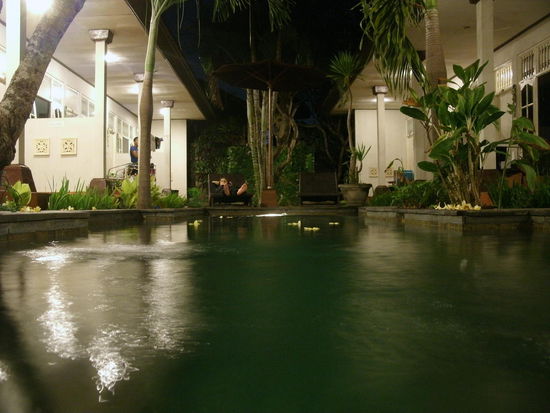 Pool am abend, little pond homestay