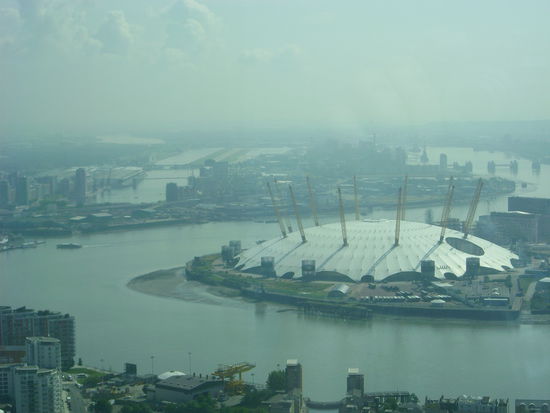 O2-Arena (da wollte The King of Pop seine Abschlusskonzerte geben) und im Hintergrund Cityairport