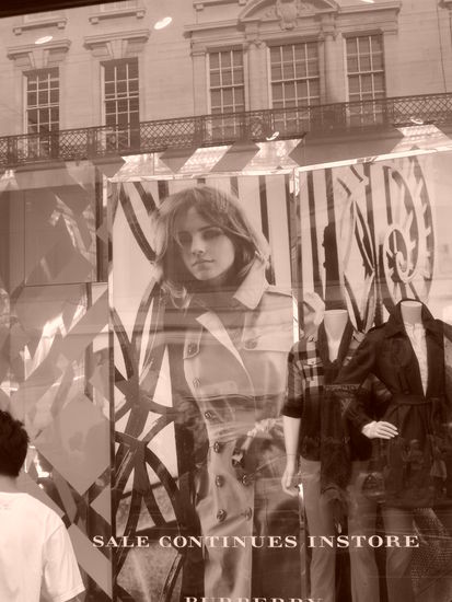 Hermine äh Emma Watson Werbung bei Burberry (geiler laden,aber das liebe geld...)