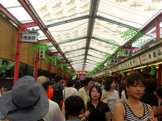 überdachte Einkaufsstraße in Asakusa