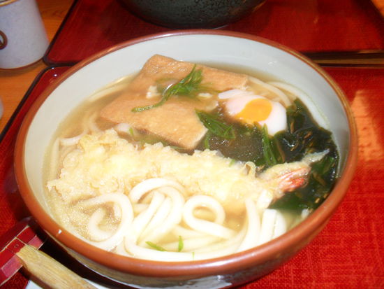 Udon mit dicker Garnele, Seetang, Ei und Tofu