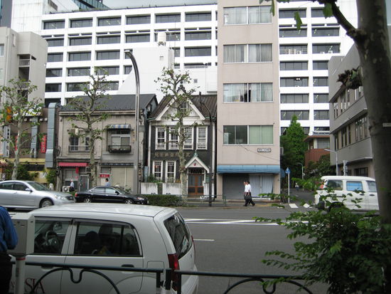 auf dem Weg nach Ueno... ist das nicht ein süßes kleines Häuschen in der Mitte 