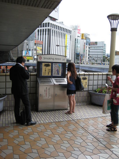 Raucher werden hierhin verbannt. So bleiben die Straßen sauber und es hält sich auch (fast) jeder daran!