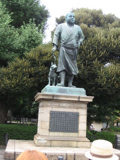 Dieser nette Herr mit seinem Hund ist Saigo Takamori, ein Samurai der die Meiji-Restauration unterstützte