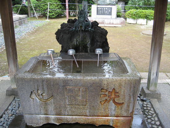 Wasserbecken zum Reinigen vor dem Gebet im Tempel (mit interessantem Drachen-Wasserspeier)