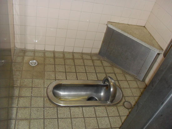 Hier haben wir nur einen schnellen Blick rein geworfen und uns den Rest lieber verkniffen *buuäääh*