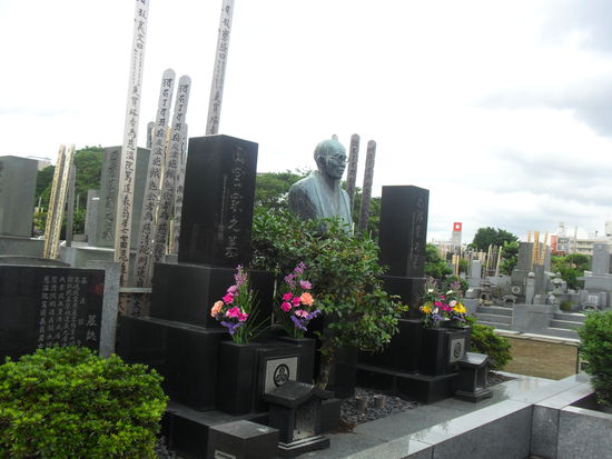 eines der vielen Gräber auf dem Friedhof. Allerdings muss das schon ein besonderes sein, da es sehr groß ist und auch noch eine Büste hat