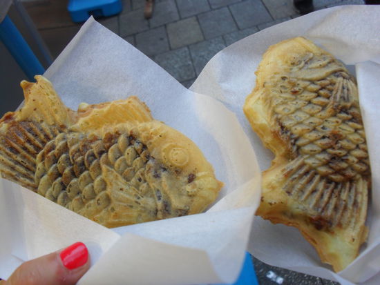 wir kommen beide nicht mehr auf den Namen (nicht schlagen!), aber das sind mit Bohnenpaste gefüllte Teig-Fische. Sehr lecker! Aber in der Mitte ist so elendig viel Bohnenzeug drin, dass es einem schnell über kommt...