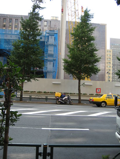 Das ist eine der viiiielen Baustellen.. nichts besonderes, aber an der Umzäunung wurden tatsächlich Blumenkästen aufgehangen  So bleibt das Stadtbild weiterhin noch ein wenig erhalten... oder so..