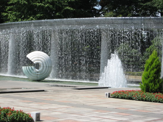 Großer Brunnenplatz vor dem Palast. Da ist ein großer Raucherbereich (auf dem Zeliha von einer älteren Dame auf Englisch/Japanisch angequatscht wurde ) und einem zwar recht teuren, aber guten Café