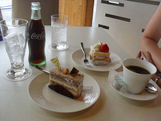 und weil es keinen Tag ohne Essensbild geben darf  Zeliha: Nusskuchen mit Cola / Patricia: Strawberry Shortcake mit Kaffee (dem ersten heißen Kaffee, seit ich hier bin )