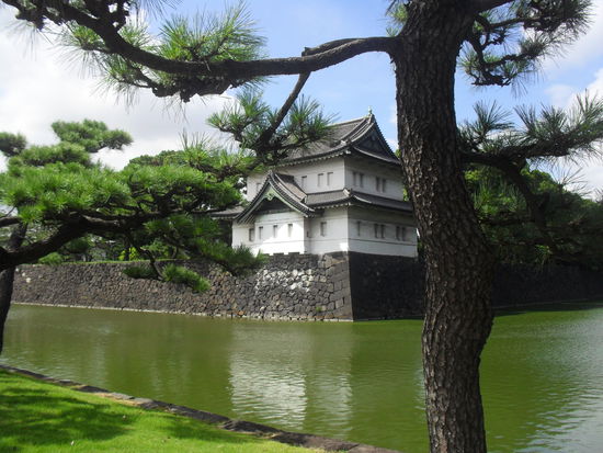 Teil des Imperialen Palasts mit so einer Art Burggarben.. aber ncht komplett rum, nur zur Hälfte..