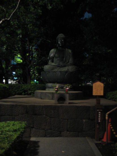 ich glaube, diese Buddha Statue sollten wir am Tag nochmal besuchen