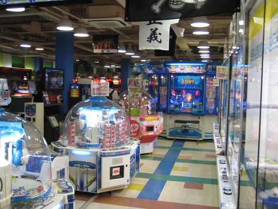 Mal ein wirklich kleiner Einblick in eine japanische Spielhölle  Es ist laut, meistens voll, an allen Ecken blinkts und piepts und lockt Dich, Deine 100 Yen Stücke zu verzocken.. aber heute hatte Zeliha sogar endlich mal Glück (mit kleiner Nachhilfe vom Angestellten) und konnte einen knuffigen kleinen Bären im UFO Catch ziehen