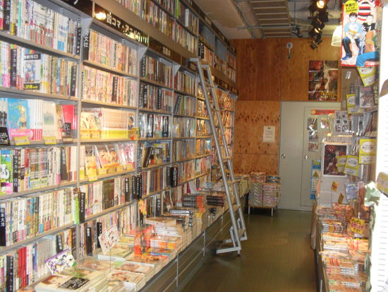 Eines der zig Regale im Mangaladen... ich weiß nicht mehr genau, wieviele es davon gab, aber mindestens 12 solcher Reihen...