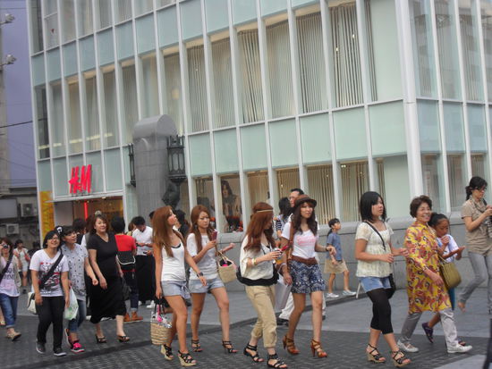 H&amp;M sind auch überall... und gleich noch passende Japanerinnen dazu 