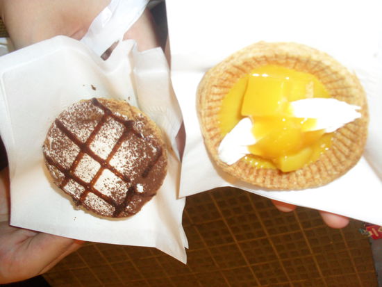 Unsere Blätterteigtörtchen.. Zeliha: mit Mango und Sahne (sehr fruchtig und lecker!) - Patricia: mit Schoki, Sahne und einer Nougat-ähnlichen Füllung (auch lecker! aber nicht fruchtig  )