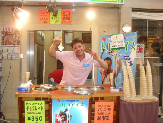 Was man nicht alles in Japan findet! ein Türkischer Eisstand! Neben den vielen Dönerläden (tatsächlich!) ist das doch mal ein ungewöhnlicher Anblick 