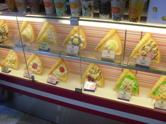 Ein Teil der Auswahl an gefüllten Crepes. Die werden natürlich noch komplett gerollt und sehen dann anders aus, aber Zeliha sah doch sehr glücklich beim Essen aus 