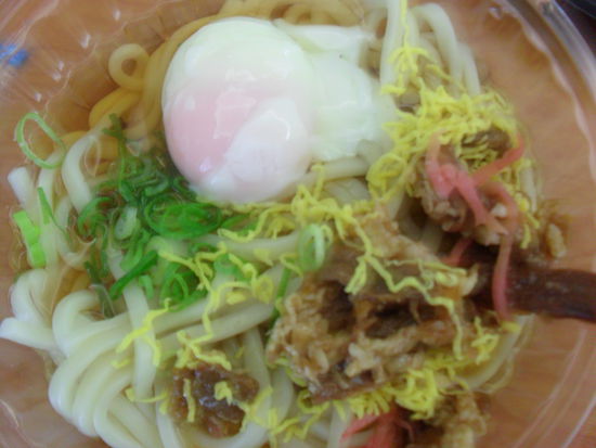 Zelihas Frühstück: kalte Udon mit Rindfleisch, halb-rohem Ei, Grünzeug, eingelegtem Ingwer und nicht indentifizierbaren gelben Friddel-Dingern 