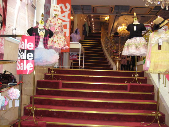 ein etwas anderer Klamottenladen... mit viel Frillefrill und süß und überhaupt... wer kann sowas tragen?