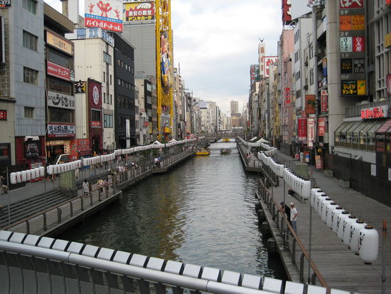 Blick von der ... entweder Dotomboribashi Brücke oder der Nipponbashi Brücke... ich weiß es gar nicht so genau, weil es kein Schild oder so gab 