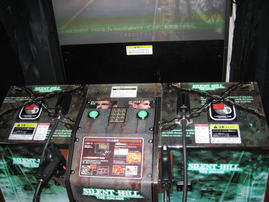 Unser Silent Hill Automat.... bäm bäm bäm! Neben dran waren ein paar Mädels im Purikura-Automat (da macht man Bilder, die man gleich bearbeitet und am Ende kommen lustige Sachen dabei raus... wird auch noch folgen  ) und Zeliha und ich ballen Monster, Hunde und irre Krankenschwestern ab 