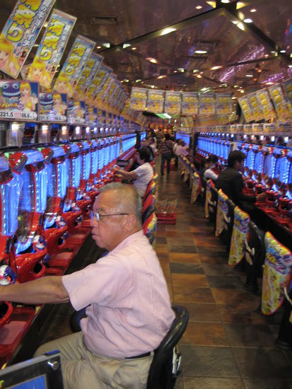 Pachinko!!! Wir haben zwar schon gut angepasste Ohren in der Zwischenzeit, was die normalen Spielhöllen angeht, aber da war selbst uns der Lärm nicht ganz wohl... und so wirklich kapiert haben wir das auch noch nicht,... mal schauen, ob wir uns da auch noch ran trauen...