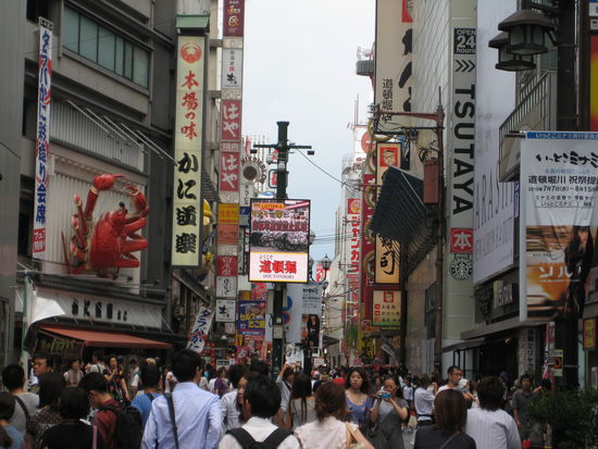 Dotombori bei Tag... mit meinem Krabben-Laden an der Ecke 