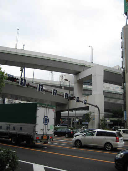 3 oder 4 Brücken übereinander... ist live ein interessanterer Anblick, aber trotzdem noch komisch...