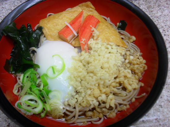 unser vorerst letztes Frühstück in Tokyo... Soba-Nudeln mit Tofu, Surimi (Krabbenfleischimitat), halb-rohem Ei, Nori (Algen), Grünzeug usw...
