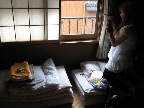 Zeliha beim Fotografieren unserer Aussicht 