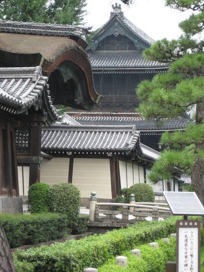 Auf unserem Weg zum Hotel kamen wir immer am Higashi-Honganji vorbei - das ist die Außenansicht.. z.T. zumindest