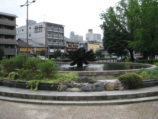 und wieder  ein schöner Brunnen vor dem Tempel 