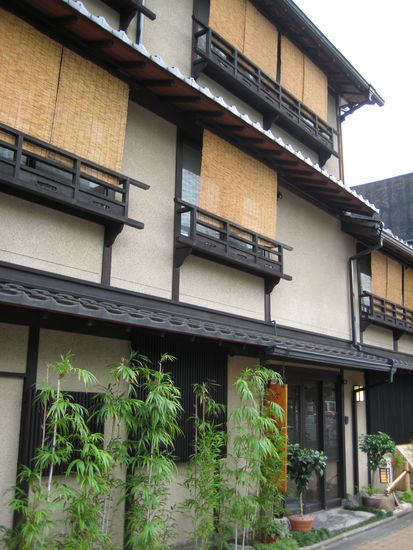 sehr häufiger Anblick in Kyoto... es ist einfach alles kleiner und älter und schöner... naja, nicht alles, aber doch recht viel