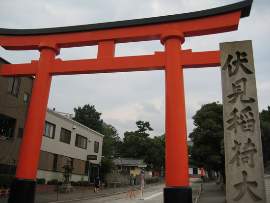Der Eingang zum Inari-Irrweg.. noch gaaaaanz am Anfang, also gleich, wenn man aus der Bahn aussteigt