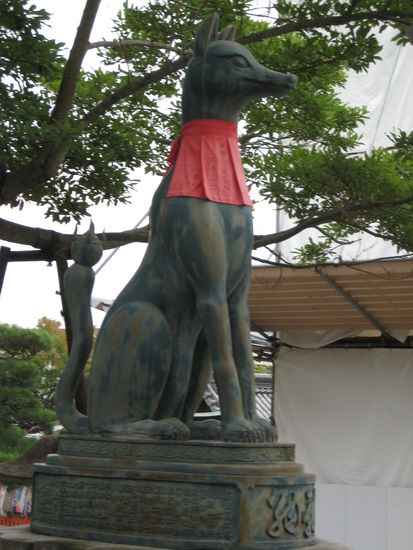 Inari ist u.a. der Gott der Füchse (und Fruchtbarkeit und des Reises) und somit sieht man hier auch sehr viele von denen