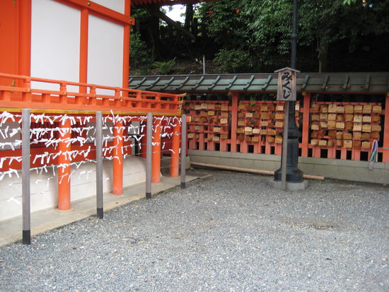 Sowohl Wünsche als auch Horoskope hängen hier, wie immer an den Schreinen, eine ganze Menge