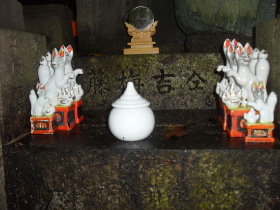 die Kitsune - weiße Füchse als Überbringer - werden natürlich besonders geehrt