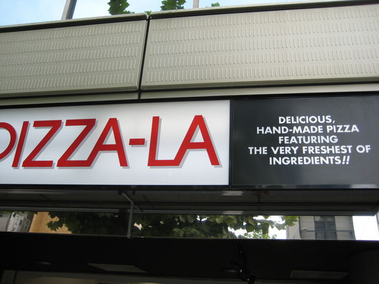 Ich liebe die Sprüche einfach!  feat. the very freshest of Ingredients!! (heute haben wir einen Jungen gesehen mit dem Sprüch auf seinem Shirt: HE IS LUV - I love he... ähäm... ja...