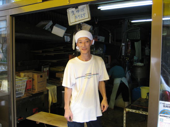 und noch einen "Wunsch" konnten wir erfüllen  EIn Japaner, der für uns posiert hat! Das war der nette Herr vom Tofuladen in Gion, der ganz verlegen war...