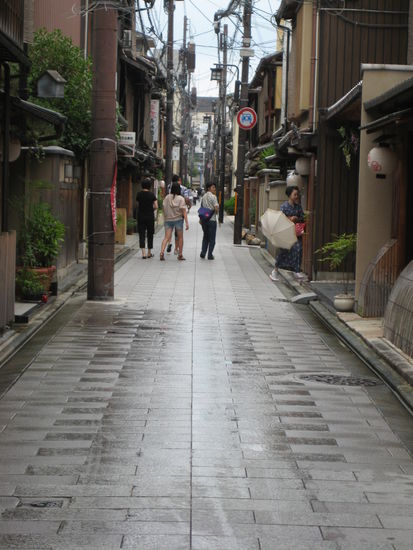Unsere kleine Maiko auf dem Weg von Termin zu Termin... sie war echt in Eile.. leider haben sie und ihre Kollegin abgewunken, als wir nach einem Bild gefragt haben, da sie (wir haben uns ja informiert) einen zu straffen Zeitplan haben und für sowas bleibt dann keine Zeit. Und am Abend waren wir nicht mehr in Gion, also haben wir die Chance verpasst. Aber in Tokyo gibt es die Damen ja auch noch 